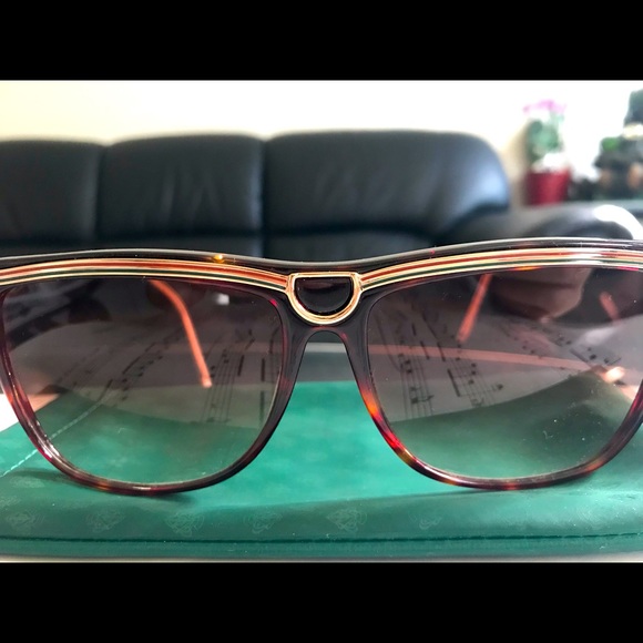 Gucci Accessories - Vintage Gucci sunglasses GG 2307/S 😎